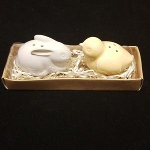 Hallmark, EASTER s/2 salt & pepper shaker BNWoT